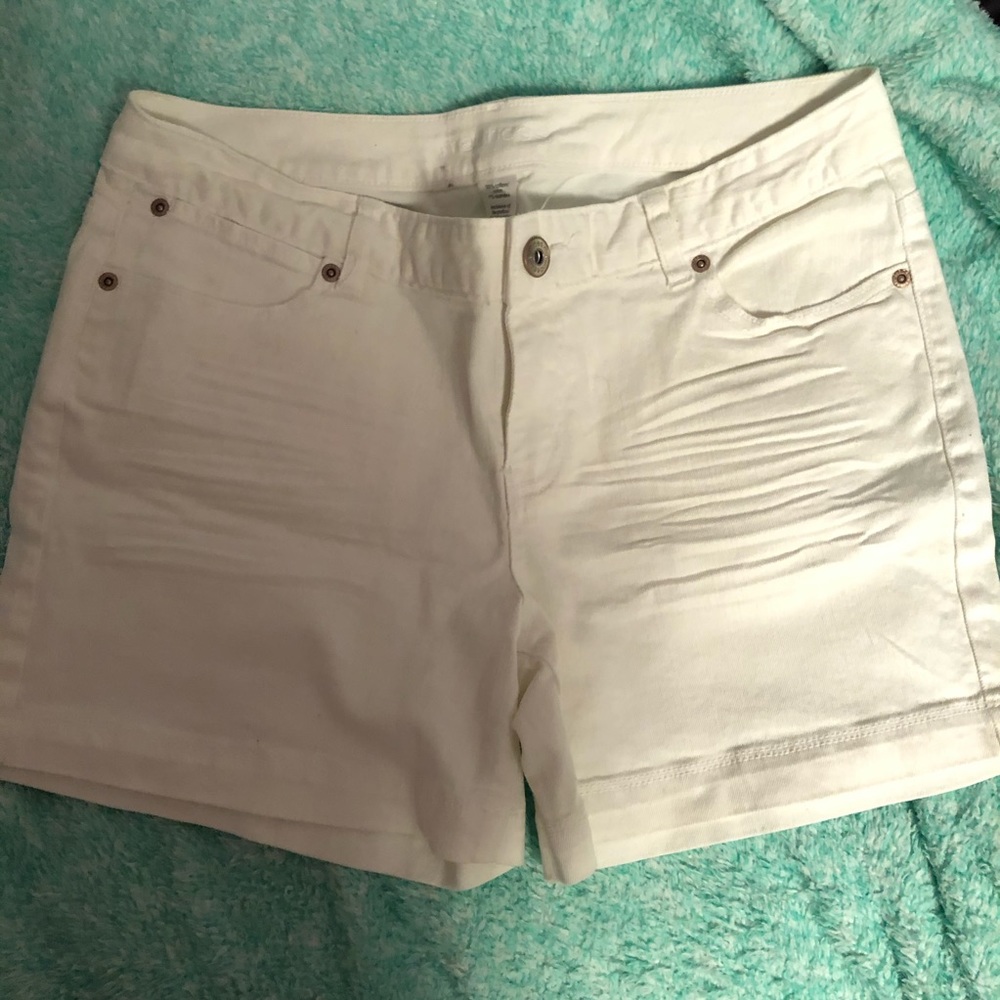 NWOT White Maurices Shorts